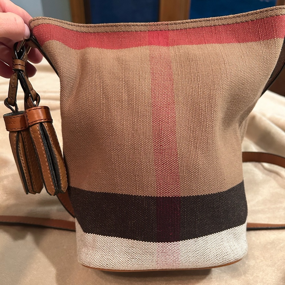 Burberry Ashby - Small Bucket Bag- Excellent Condition